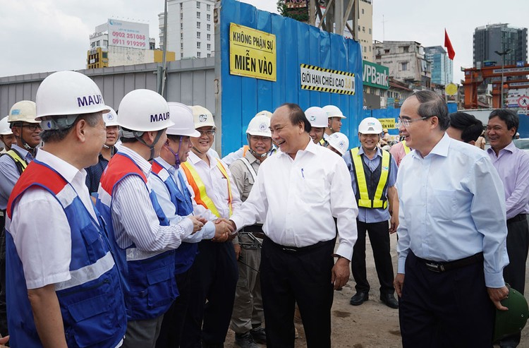 Thủ tướng Chính phủ Nguyễn Xuân Phúc thị sát công trình xây dựng Tuyến metro số 1 Bến Thành - Suối Tiên. Ảnh: Hiếu Nguyễn