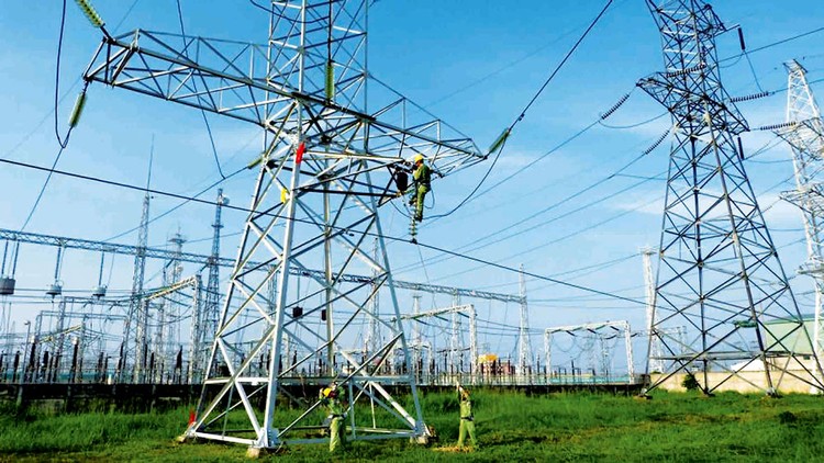 Sự phát triển nóng của các nhà máy điện mặt trời khiến đa số đường dây, trạm biến áp từ 110 - 500 kV tại 2 tỉnh Ninh Thuận và Bình Thuận bị quá tải