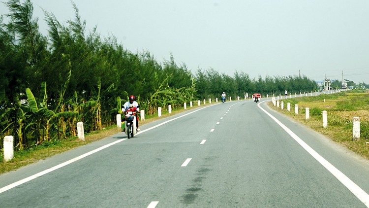 Dự án Đầu tư xây dựng đường Thái Bình, Hà Nam nối với cao tốc Cầu Giẽ - Ninh Bình thi công từ năm 2010 - 2017 nhưng đến nay chưa có quyết định giao đất của UBND tỉnh Thái Bình. Ảnh: Nhã Chi