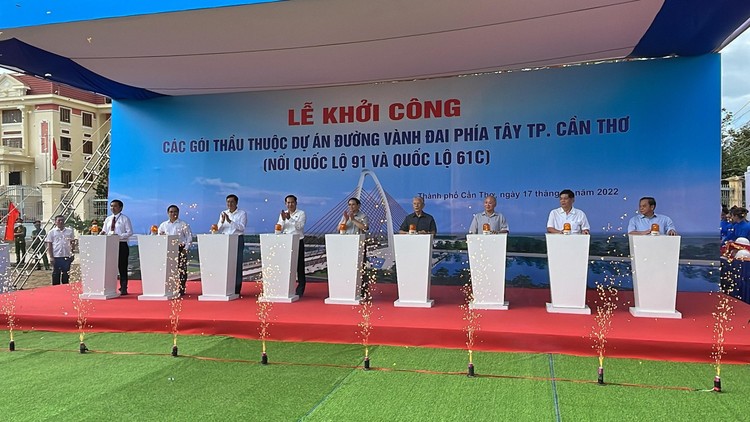 Thủ tướng Phạm Minh Chính và các đại biểu nhấn nút khởi công các gói thầu thuộc Dự án đường Vành đai phía Tây TP. Cần Thơ