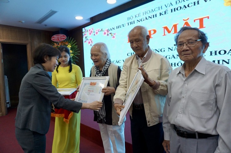 Các cán bộ hưu trí trên 90 tuổi nhận bằng mừng thọ từ Thứ trưởng Nguyễn Thị Bích Ngọc.