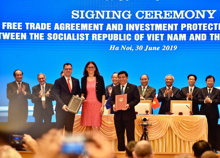 Bộ trưởng Bộ Kế hoạch và Đầu tư Nguyễn Chí Dũng cùng đại diện Liên minh Châu Âu ký Hiệp định Bảo hộ Đầu tư Việt Nam - EU. Ảnh: VGP
