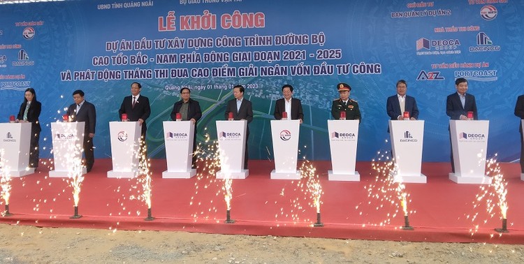 Thủ tướng Chính phủ và đại diện các bộ, ngành, địa phương, nhà thầu nhấn nút khởi công đồng loạt 12 dự án thành phần của tuyến cao tốc Bắc - Nam giai đoạn 2 - ảnh: Việt Dũng