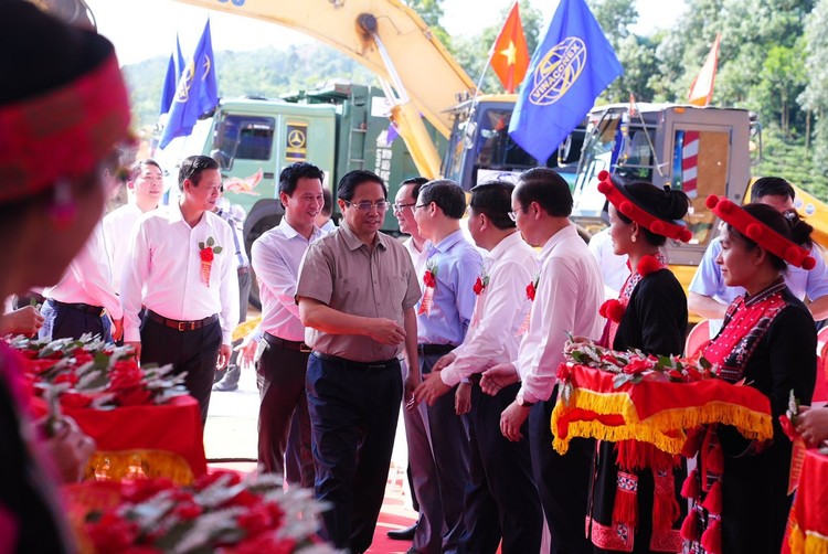 Thủ tướng Chính phủ Phạm Minh Chính cùng các lãnh đạo bộ, ngành Trung ương và 2 tỉnh Hà Giang, Tuyên Quang tại Lễ khởi công Dự án