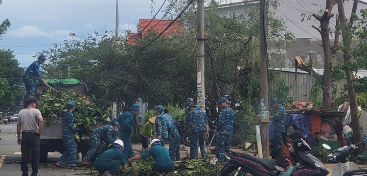 Lực lượng quân đội tham gia dọn dẹp cây xanh ngã đổ sau bão tại Đà Nẵng