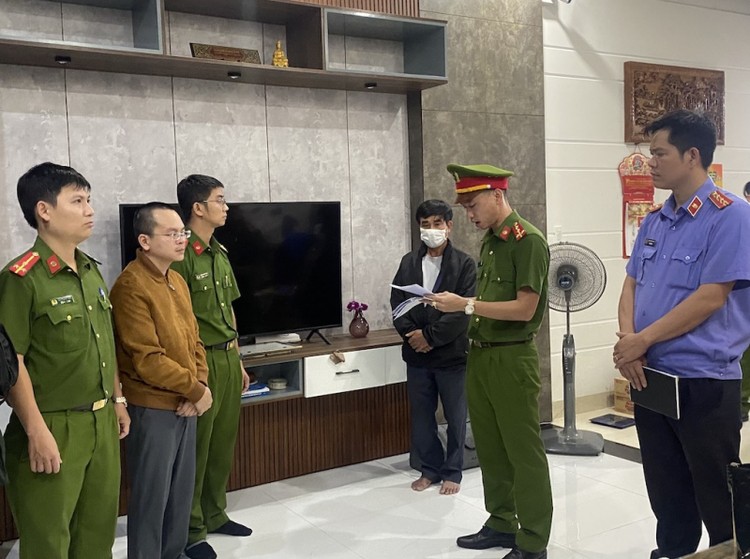 Công an TP. Đà Nẵng đọc Lệnh khởi tố, bắt tạm giam Hoàng Quang Huy (áo màu đàm ở giữa)