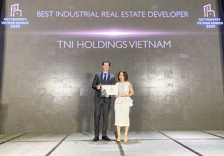 Bà Vũ Thu Hằng - Giám đốc Kinh doanh nhận giải thưởng “nhà phát
triển bất động sản công nghiệp tốt nhất Việt Nam năm 2020” đã được trao cho
Công ty cổ phần Đầu tư phát triển TNI Holdings Việt Nam