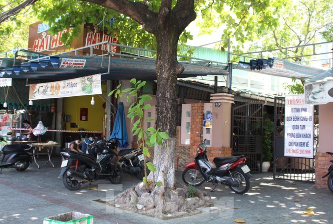 Từ 13h hôm nay
(30/7), các cửa hàng kinh doanh ăn uống tại Đà
Nẵng
đều phải tạm dừng
hoạt
động, kể cả hoạt động bán hàng qua mạng, bán mang
về.
