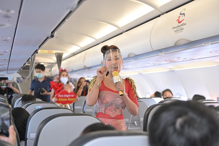 Ca sĩ Ying Lee và các vũ công biểu diễn trên chuyến bay đầu tiên