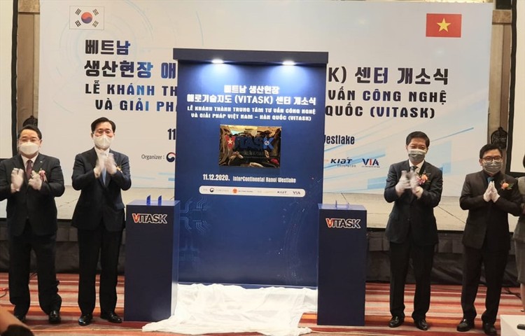Đại diện Việt Nam, Hàn Quốc cùng kéo biển chính thức khánh thành Trung tâm VITASK.