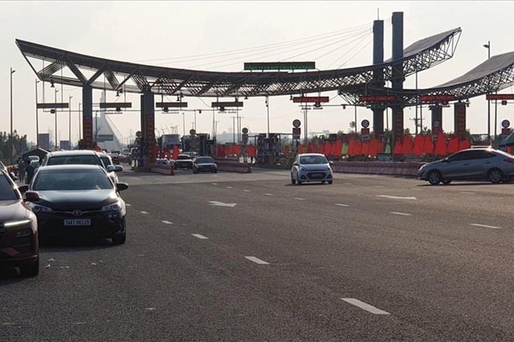 Quảng Ninh vẫn tạm dừng xe khách liên tỉnh. Hiện, cửa ngõ đường bộ duy nhất vào Quảng Ninh là Trạm thu phí cầu Bạch Đằng trên cao tốc Hạ Long - Hải Phòng