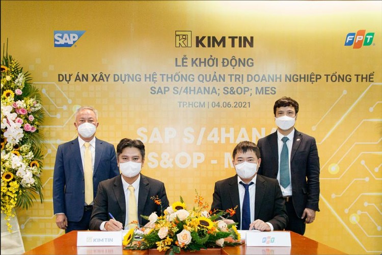 Quang cảnh lễ ký kết hợp đồng và khởi động dự án Chuyển đổi số toàn diện giữa Tập Đoàn Kim Tín và Tập đoàn FPT