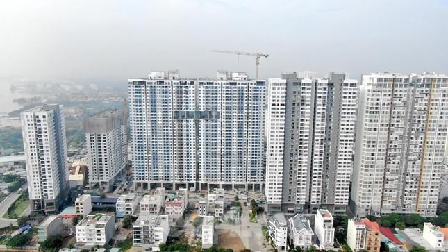 Tại Khu dân cư phường Phú Thuận, Quận 7, trước thời điểm Hội đồng thẩm định giá đất TPHCM phê duyệt giá trị quyền sử dụng đất, UBND Quận 7 đã điều chỉnh quy hoạch chi tiết 1/500 qua đó làm giảm giá trị quyền sử dụng đất của toàn bộ dự án.