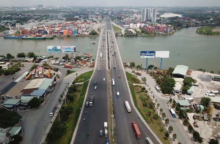 Cầu Đồng Nai bắc qua sông Đồng Nai nối TP. Biên Hòa và TP. Dĩ An, tỉnh Bình Dương