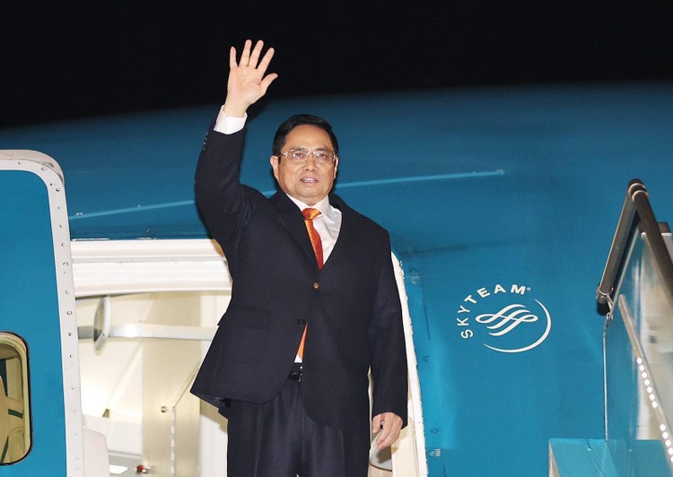 Thủ tướng Chính phủ Phạm Minh Chính dẫn đầu Đoàn đại biểu cấp cao Việt Nam rời Hà Nội, lên đường tham dự COP26. Ảnh: VGP