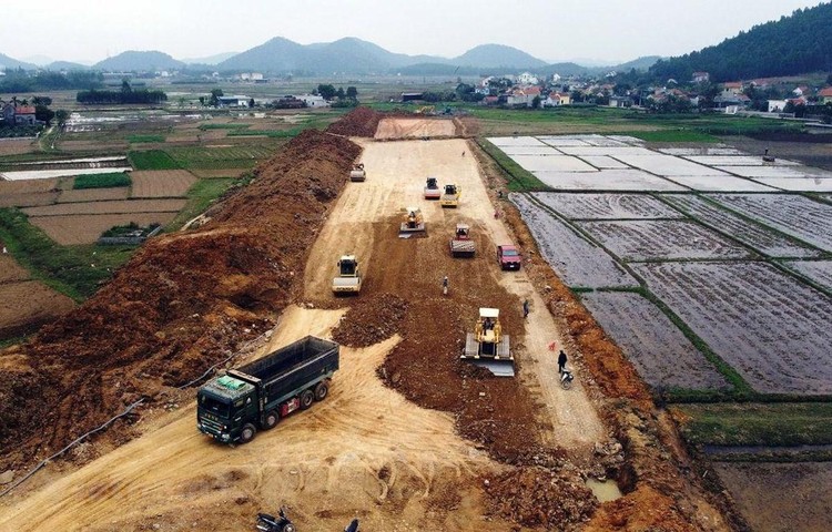 Cao tốc Nghi Sơn-Diễn Châu đang được các nhà thầu tăng tốc thi công để đẩy nhanh tiến độ dự án. Ảnh: Vietnam+