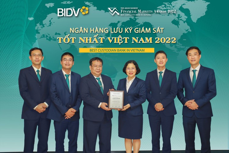 Đại diện lãnh đạo BIDV nhận giải thưởng “Ngân hàng lưu ký giám sát tốt nhất Việt Nam 2022”