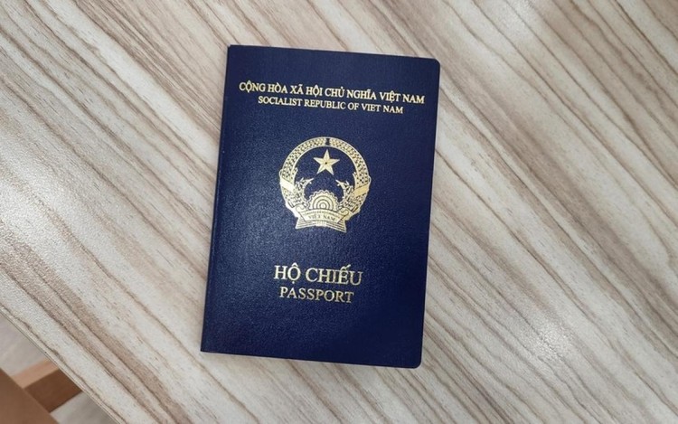 Mẫu hộ chiếu phổ thông mới của Việt Nam. Ảnh: KT