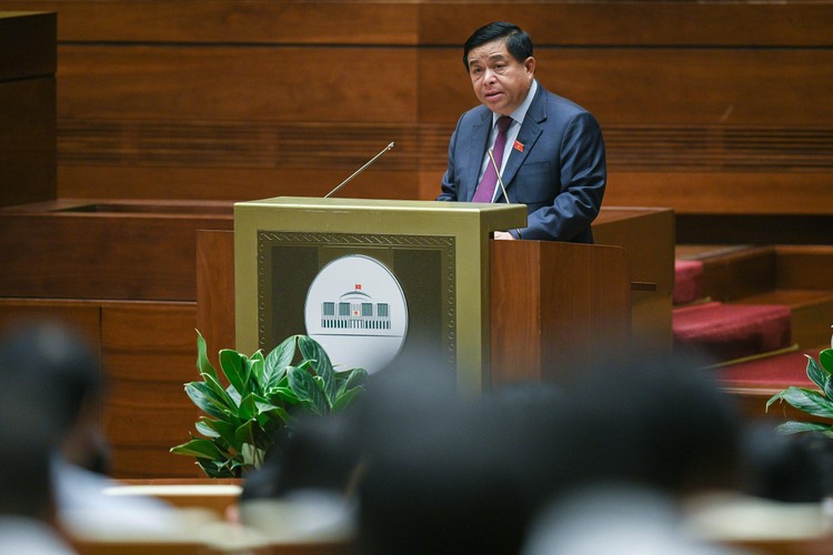 Bộ trưởng Bộ Kế hoạch và Đầu tư Nguyễn Chí Dũng, thừa ủy quyền của Thủ tướng Chính phủ trình bày Tờ trình về dự án Luật Đấu thầu (sửa đổi)