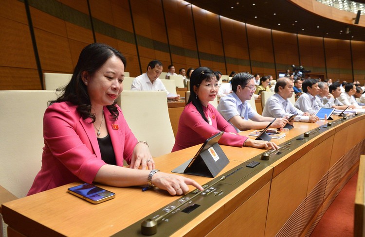 Đại biểu Quốc hội ấn nút biểu quyết thông qua Dự án Luật Thực hiện dân chủ ở cơ sở