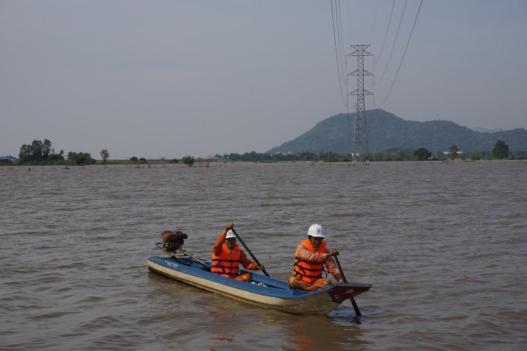 Thực hiện kiểm tra định kỳ đường dây 220kV Châu Đốc - Tà Keo vào mùa lũ (Ảnh: EVNNPT).