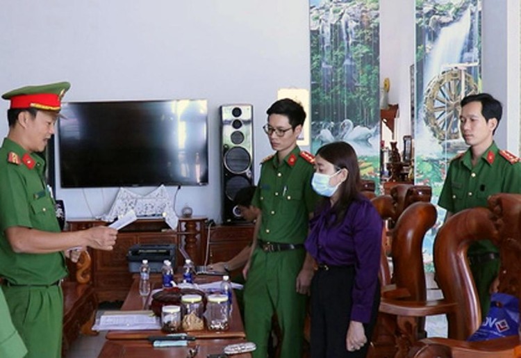 Lực lượng chức năng bắt tạm giam và khám xét nơi ở, nơi làm việc của nguyên kế toán trưởng CDC Bình Phước Nguyễn Thị Cẩm Hồng.
