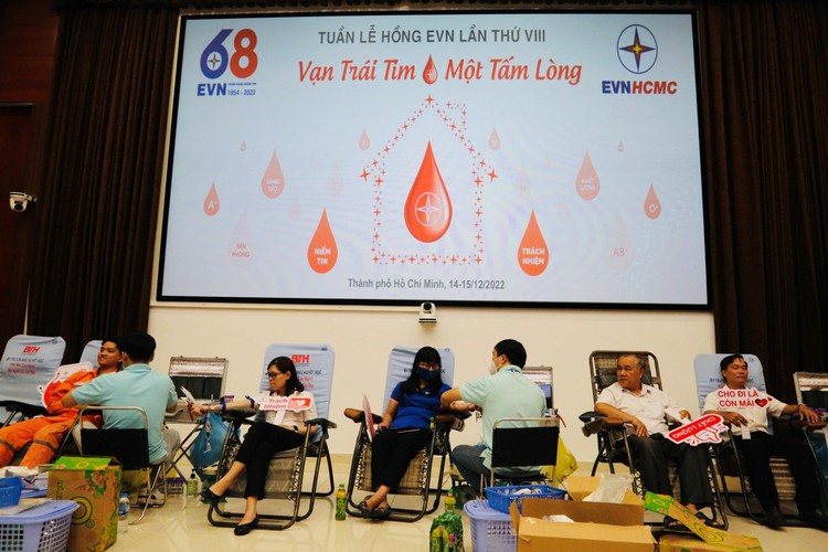 Hàng trăm cán bộ, công nhân viên EVNHCMC tham gia hiến máu nhân đạo