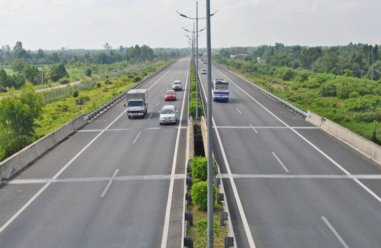 Dự án thành phần 1 thuộc Dự án Đầu tư xây dựng đường bộ cao tốc Châu Đốc - Cần Thơ - Sóc Trăng có tổng chiều dài 57,2 km, cần thu hồi tổng diện tích 379,6 ha. Ảnh minh họa