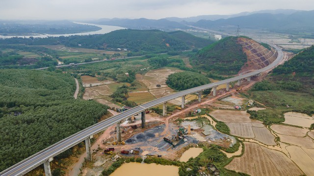 Cao tốc Cam Lộ - La Sơn nhìn từ trên cao. Ảnh: VGP