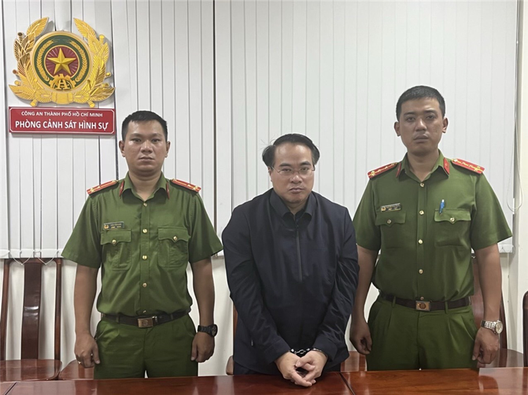 Bị can Đặng Việt Hà (giữa) tại cơ quan điều tra.