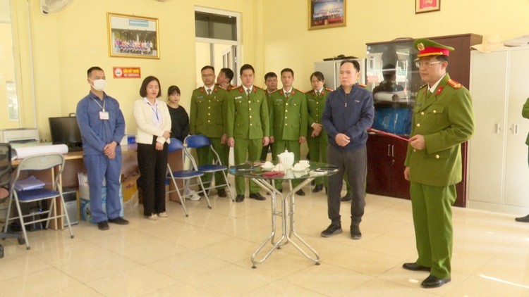 Cơ quan Cảnh sát điều tra Công an tỉnh Sơn La tiến hành khám xét tại Trung tâm đăng kiểm 2601D