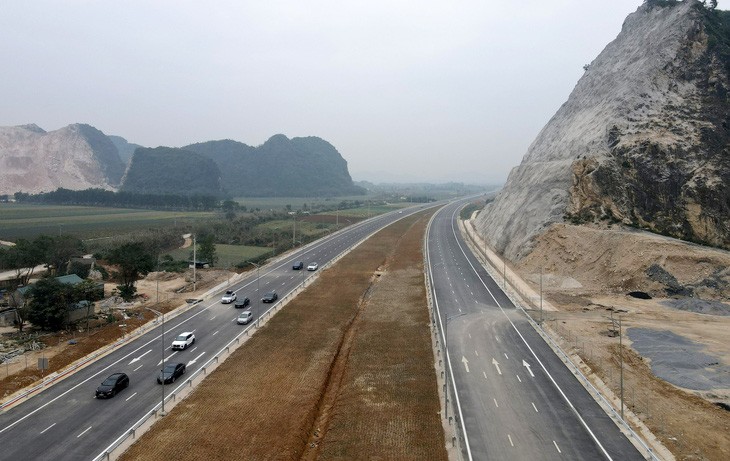 Xe từ 9 chỗ trở xuống được phân luồng đi vào 21,6km cao tốc Mai Sơn - Quốc lộ 45. Ảnh: BQLDA Thăng Long