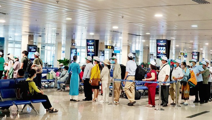 Khách trong nước tại sân bay Tân Sơn Nhất tăng mạnh trong cao điểm Tết 2023