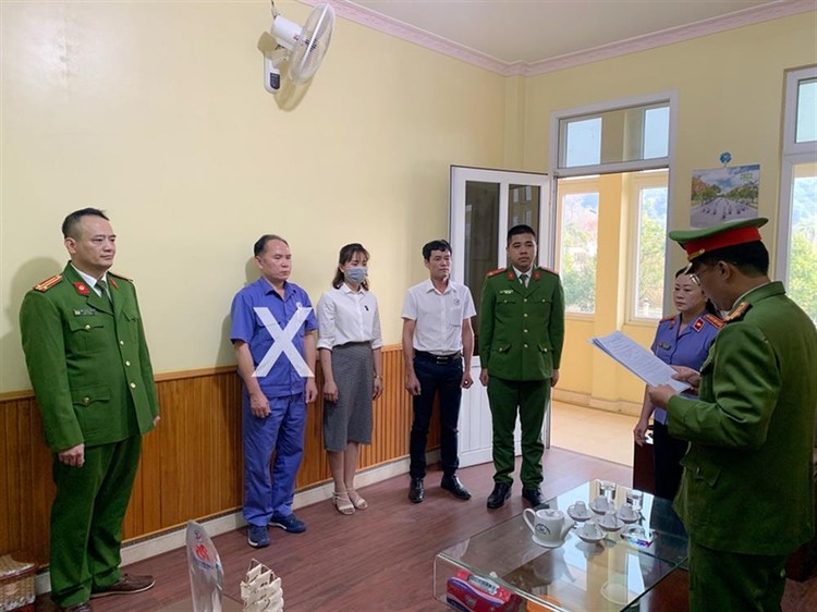 Cơ quan Cảnh sát điều tra Công an tỉnh Sơn La đọc Quyết định khởi tố đối với đối tượng Trần Tiến Dũng (dấu X).