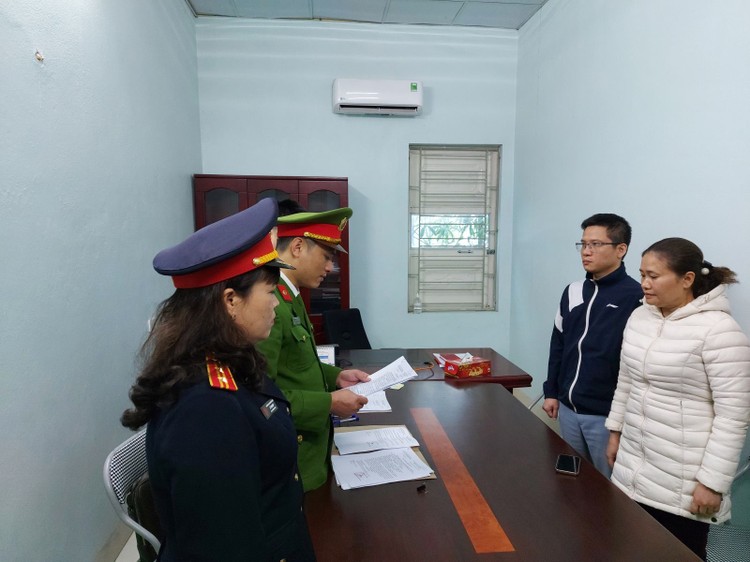 Cơ quan Cảnh sát điều tra Công an tỉnh Thanh Hóa đọc lệnh khởi tố, bắt tạm giam Trịnh Ngọc Tuấn (thứ 2 từ phải qua)