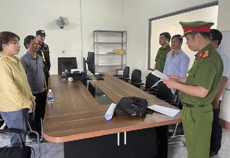 Cơ quan CSĐT Công an Đắk Lắk đọc lệnh bắt giam các đối tượng tại Trung tâm đăng kiểm 47 - 06D ở Đắk Lắk