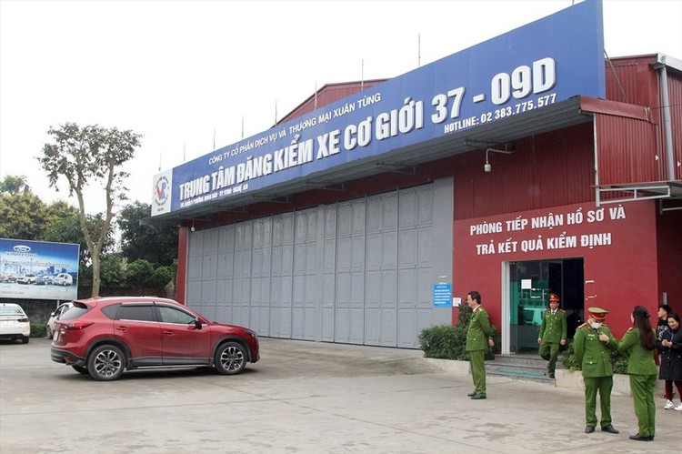 Lực lượng chức năng khám xét Trung tâm Đăng kiểm xe cơ giới 37-09D ở Nghệ An. Ảnh: Công an Nghệ An