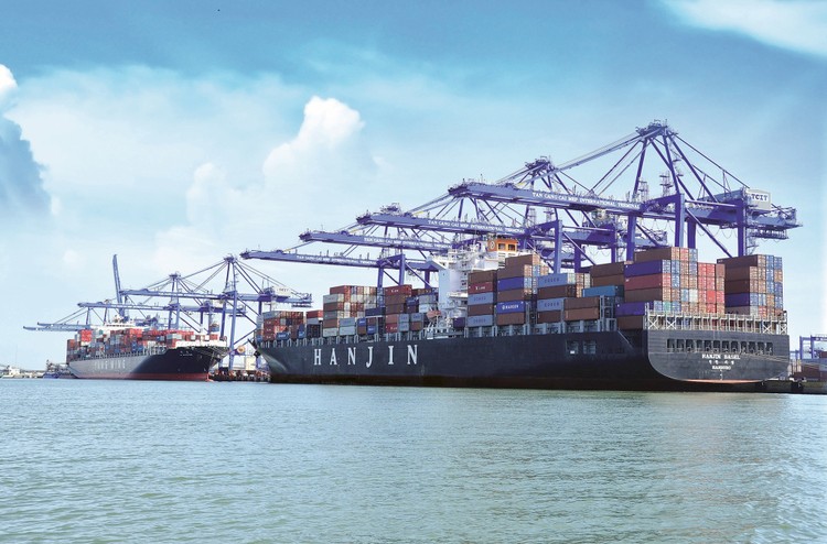 Tàu bốc dỡ container ở cảng Tân Cảng - Cái Mép