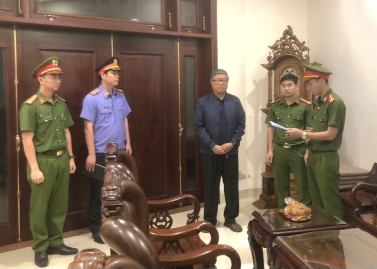 Cơ quan CSĐT Công an Đà Nẵng thực hiện lệnh bắt tạm giam bị can Đoàn Quang Vinh