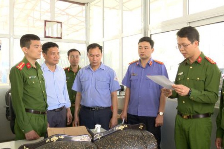 Lực lượng chức năng địa phương đọc lệnh bắt tạm giam đối tượng Nguyễn Văn Chiến (thứ 3 từ phải sang)