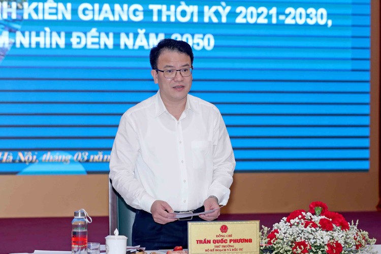 Thứ trưởng Bộ Kế hoạch và Đầu tư Trần Quốc Phương chủ trì Hội nghị thẩm định dự thảo Quy hoạch tỉnh Kiên Giang thời kỳ 2021 - 2030, tầm nhìn đến năm 2050. Ảnh: Đức Trung