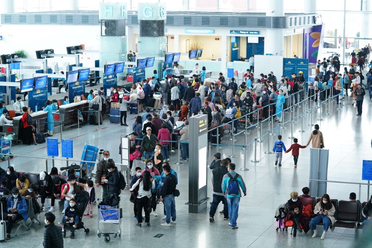 Cảng hàng không quốc tế Nội Bài dự kiến ngày cao nhất sẽ phục vụ khoảng 96.000 lượt khách dịp nghỉ lễ 30/4 và 1/5