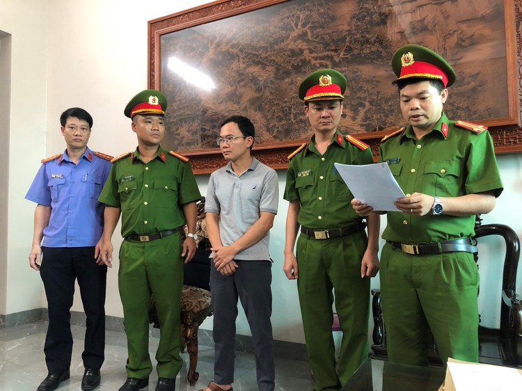 Công an tỉnh Hà Nam tống đạt Quyết định khởi tố bị can, lệnh bắt bị can để tạm giam đối với Nguyễn Văn Tuấn, nguyên Giám đốc Trung tâm đăng kiểm xe cơ giới 90.02D