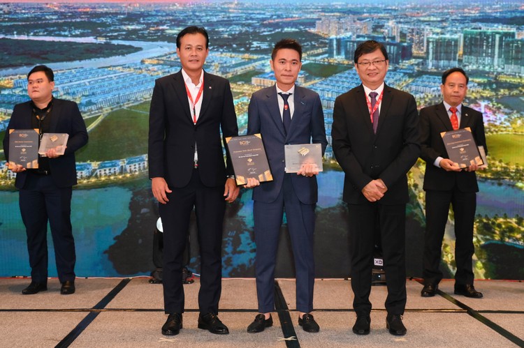 Đại diện Vinhomes nhận bằng chứng nhận tại lễ trao giải BCI Asia Awards 2023.