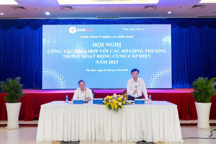 Ông Dương Văn Thắng Phó Chủ tịch UBND tỉnh Tây Ninh và Nguyễn Phước Đức – Tổng Giám đốc EVNSPC (đứng) cùng chủ trì hội nghị