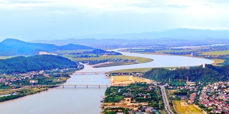 Cầu Bến Thủy 1 và 2 bắc qua sông Lam nhìn từ trên cao.