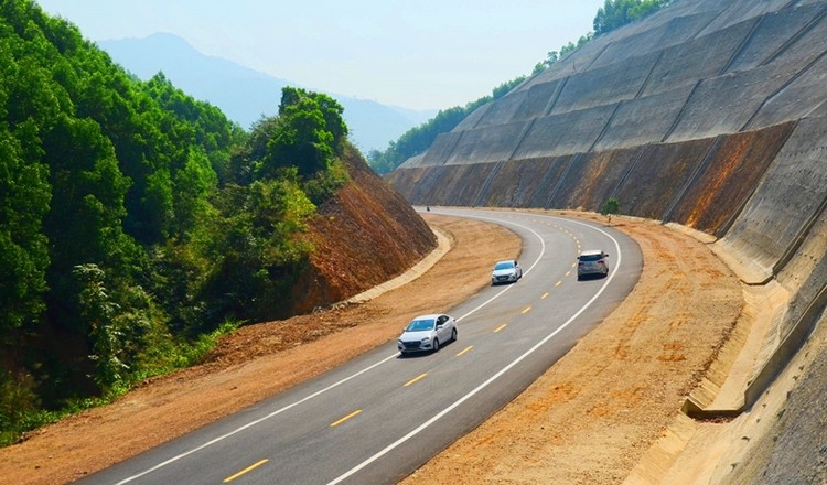  Đoạn cao tốc 2 làn xe La Sơn - Hòa Liên thuộc Dự án cao tốc La Sơn - Túy Loan