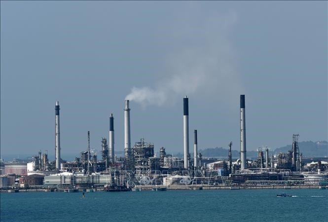 Một cơ sở lọc dầu của Công ty dầu khí Shell ở đảo Bukom, ngoài khơi Singapore. Ảnh: AFP/TTXVN