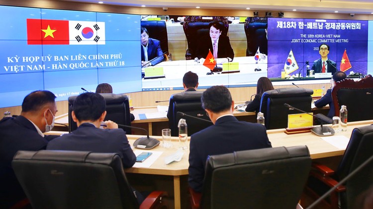 Thứ trưởng Bộ Kế hoạch và Đầu tư Trần Quốc Phương và Thứ trưởng phụ trách kinh tế Bộ Ngoại giao Hàn Quốc Lee Seong-ho chủ trì Kỳ họp. Ảnh: Lê Tiên