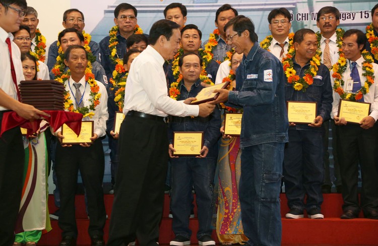 Anh Trương Thái Sơn nhận bằng khen tại Lễ tuyên dương Gương điển hình tiên tiến của Tổng công ty Điện lực TP.HCM